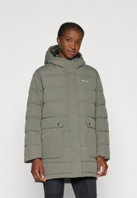 Žalias pamušalas parka su kapišonu, su užtrauktuku ir mygtukų uždarymu, dviem priekinėmis kišenėmis ir logotipu krūtinėje. Lygus, lengvas audinys.