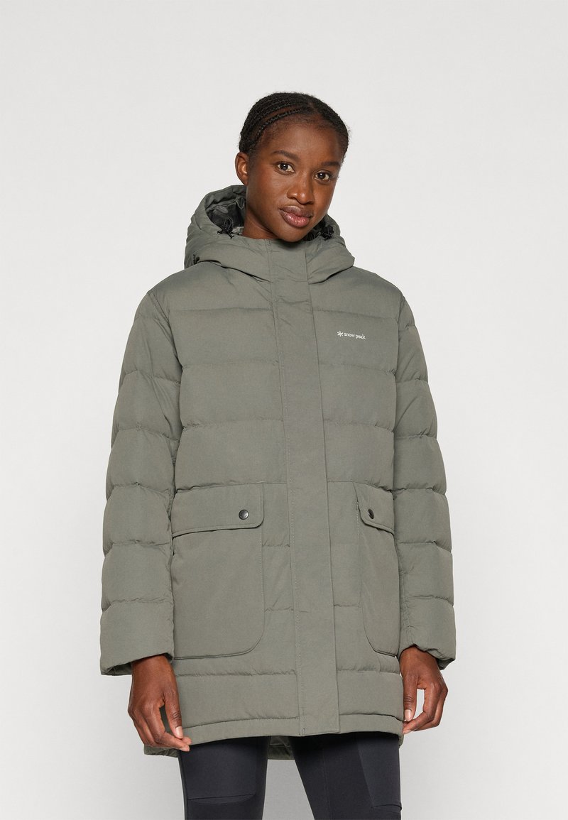 Žalias pamušalas parka su kapišonu, su užtrauktuku ir mygtukų uždarymu, dviem priekinėmis kišenėmis ir logotipu krūtinėje. Lygus, lengvas audinys.