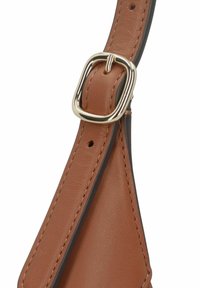 Cinghia in pelle marrone con fibbia in metallo dorato, caratterizzata da una texture liscia e da un bordo scuro a contrasto lungo i lati.