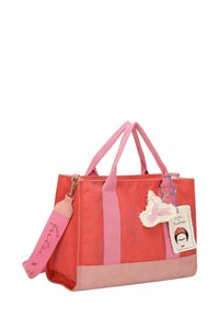 Sac fourre-tout texturé corail avec des bretelles roses, doté d'un charme amovible, d'un motif floral et d'une base lisse contrastante.
