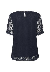 Top in pizzo blu navy con maniche corte e bordi scallopati. Presenta un dettaglio a chiave sul retro e un orlo di pizzo a strati, che mette in evidenza intricati motivi floreali.