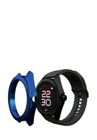 Digitale klok met een ronde zwarte wijzerplaat met rode accenten, een zwarte siliconen band en een afneembare blauwe ring voor aanpassing.