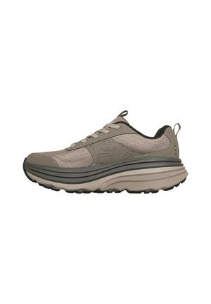 Sneaker sportiva marrone chiaro con suola spessa multistrato, chiusura con lacci, linguette di traino sul tallone e sulla lingua e tomaia in mesh traspirante.