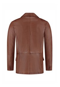 Veste en cuir marron avec une texture lisse, design ajusté, col cranté et poignets boutonnés. Elle présente un dos cintré avec des coutures verticales.