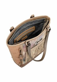 Beige-braune Handtasche mit künstlerischem Druck, zwei Griffen, Reißverschlussfächern und dekorativem Schlüsselanhänger, von oben betrachtet.