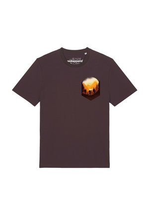 Donkerbruine T-shirt met een klein borstzakje grafiek van wandelaars die in een bos lopen met bergen en zon op de achtergrond.