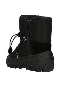 Stivali alla caviglia neri con tomaia in tessuto testurizzato, chiusura con cerniera laterale, laccio regolabile e suola in gomma robusta con battistrada marcato.