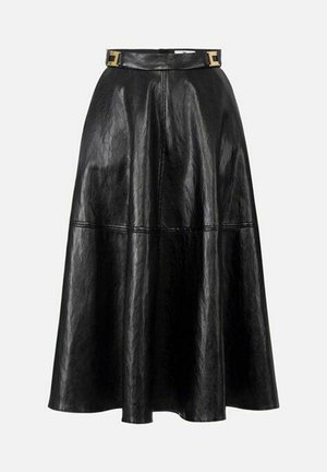 Gonna in pelle nera con design svasato, caratterizzata da una texture liscia, lunghezza media e cintura con dettaglio fibbia dorata.