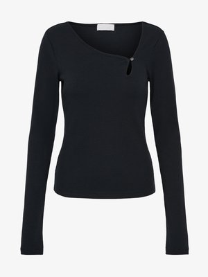 Μαύρο ριπ πλεκτό τοπ με μακριά μανίκια, ασύμμετρο ντεκολτέ και μικρή λεπτομέρεια με κουμπί-κλειδί στη δεξιά πλευρά.