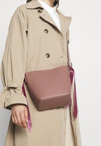 Pieces Handväska - mottled pink