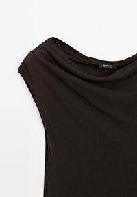 Czarny bezrękawnik z opadającym dekoltem, wykonany z gładkiego materiału, z delikatnym połyskiem i metką oznaczoną "Massimo Dutti."