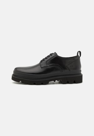 Clarks BADELL - Nauhakengät - black