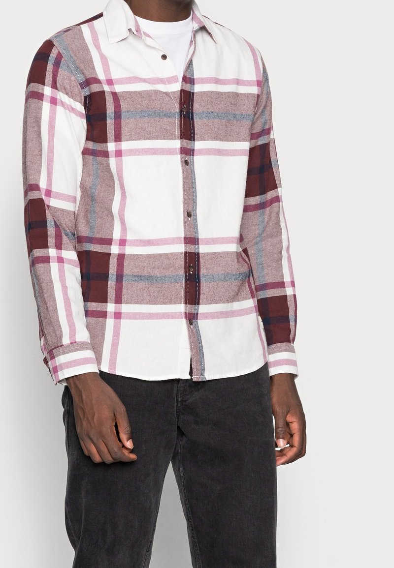 Camicia a maniche lunghe da uomo a quadri in bianco, bordeaux e grigio. Presenta un motivo a quadri multicolore, colletto button-down e una pattina frontale.