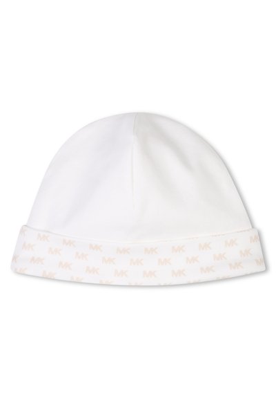 Bonnet en coton blanc avec un revers replié. Le revers présente un motif répétitif de logo "MK" rose clair. Texture lisse sur l'ensemble.