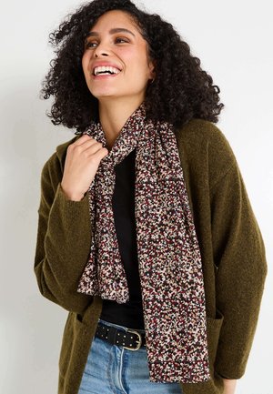 Bufanda con estampado floral hecha de una tela suave en color burdeos, crema y azul oscuro. Lleva puesta de forma suelta con un cárdigan texturizado verde, sin herrajes visibles.