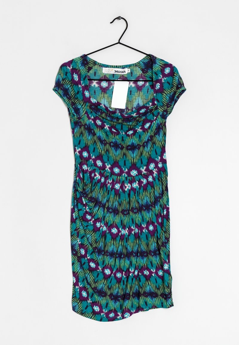 Robe à manches courtes suspendue sur un cintre noir avec un motif abstrait bleu, vert, violet et blanc et une étiquette de prix blanche visible.