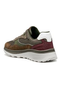 Scarpa caratterizzata da una combinazione di suede verde oliva, marrone e bordeaux, con tacco bianco, suola bianca texturizzata e dettagli in mesh.