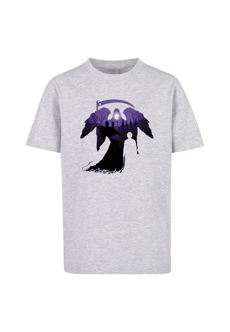 Grå kortærmet t-shirt lavet af bomuld, med et mørkeviola grafisk design af silhuetter med træer og en hætteklædt figur.