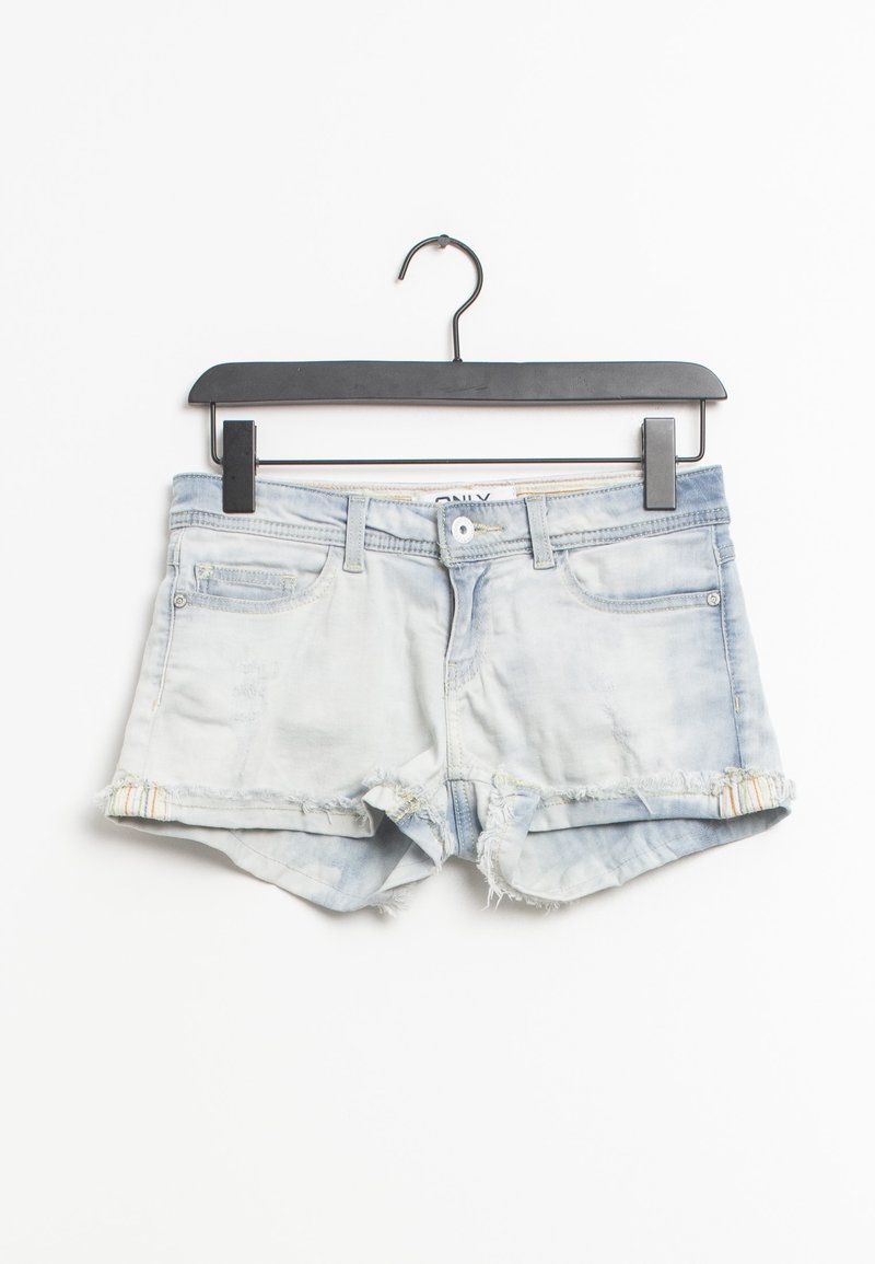 Ljusblå denimshorts med fransad kant, som har fem fickor och en subtil randig detalj på den högra sidan. Hängande på en svart krok.