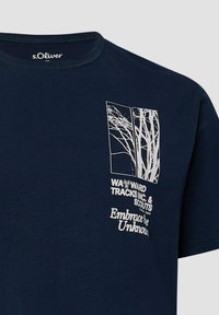 Navyblauwe t-shirt met witte grafische afbeelding van blote boomtakken en de tekst "Wayward Tracks Inc. & Scouts" en "Omarm het Onbekende" op de borst.