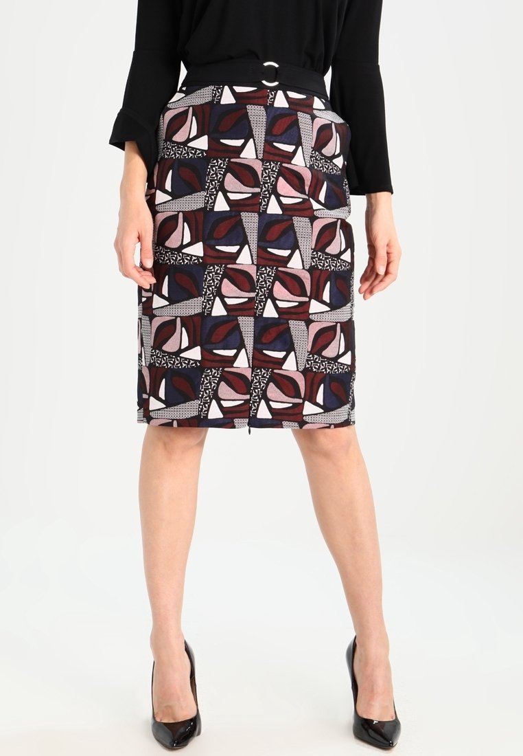 Spódnica ołówkowa w geometryczne wzory w kolorach burgund, granatowym i kremowym. Posiada dopasowany krój i gładką strukturę materiału.