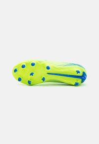 Bottines de football avec une semelle jaune vif et des crampons bleus, tige en maille avec un design texturé, embout pointu et silhouette épurée.