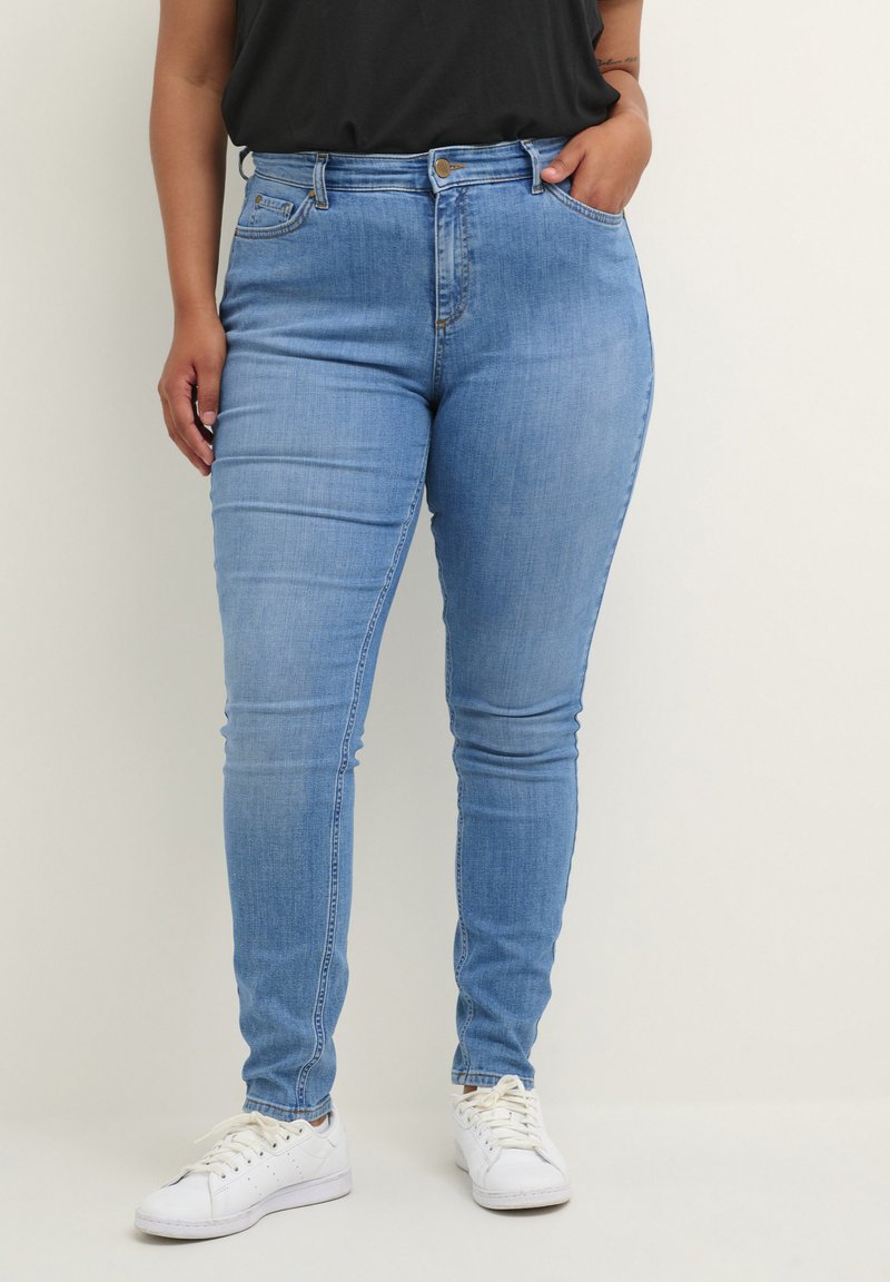Kaffe Curve KCENA FLORA Jeans slim fit light blue denim/ljusblå