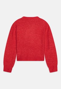 Czerwony sweter z długim rękawem, dzianinowy, z prążkowanymi mankietami i dołem, okrągły dekolt, wyeksponowany na płasko z tyłu na białym tle.