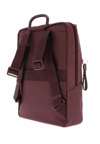 Sac à dos compact bordeaux avec des bretelles réglables, une poignée supérieure, une poche zippée latérale et un design en tissu texturé.