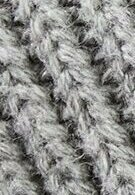 Grau gestrickter Stoff mit einem dicken, strukturierten Muster, das durch ineinander verwobene Fäden eine weiche, flauschige Optik erzeugt.