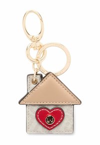 Portachiavi in pelle a forma di casa con tetto beige e corpo grigio, dotato di un dettaglio a forma di cuore rosso con accessori in oro e attacco per anello portachiavi.