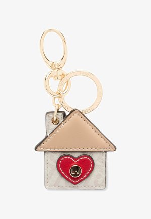 Portachiavi in pelle a forma di casa con tetto beige e corpo grigio, dotato di un dettaglio a forma di cuore rosso con accessori in oro e attacco per anello portachiavi.