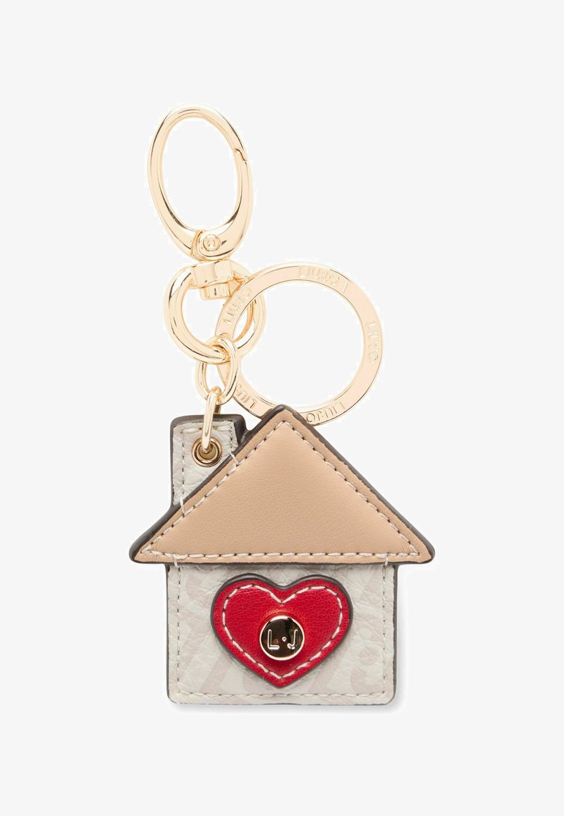 Portachiavi in pelle a forma di casa con tetto beige e corpo grigio, dotato di un dettaglio a forma di cuore rosso con accessori in oro e attacco per anello portachiavi.