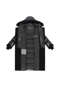 Giacca a vento nera con esterno in shearling nero testurizzato. Presenta un cappuccio, chiusura con zip, diverse tasche interne e un interno foderato.