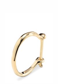 Pendiente de aro de oro con forma lisa y redondeada y acabado pulido. Cuenta con un poste seguro y una cabeza redondeada para el cierre. Diseñado en un estilo minimalista.