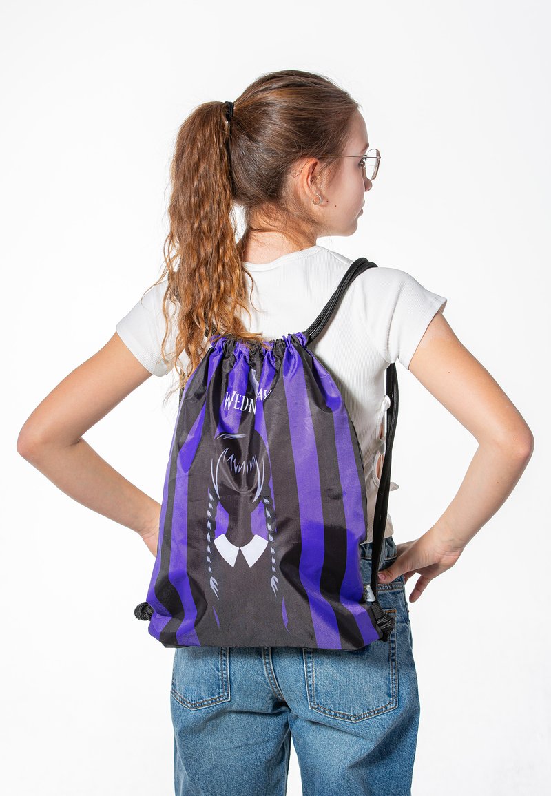 Kapsářový batoh s černým a fialovým designem s pruhy. Zobrazuje ilustraci postavy s pletenými vlasy.