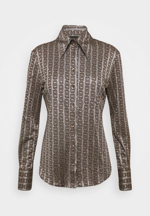 Chemise à manches longues avec col large, présentant un motif géométrique de chaînes métalliques en bronze et argent.