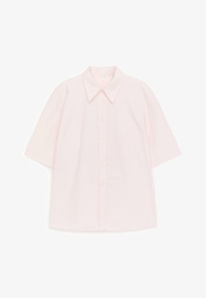 Hele roosa lühikeste varrukatega nööbitav särk terava kraega, sirgelt valgel taustal laotatult.