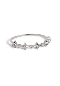 Anello in argento con un design ondulato e accenti a forma di stella, intercalati da piccole pietre tonde trasparenti, finitura lucida.