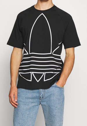 Schwarzes T-Shirt mit einem großen weißen Grafikdesign, das einen Pfeil und horizontale Streifen zeigt, kurzen Ärmeln und einer lässigen Passform.