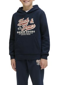 Hoodie bleu marine avec poche kangourou à l'avant, présentant un texte graphique blanc et rouge "Jack & Jones" et "Denim Goods" sur la poitrine.