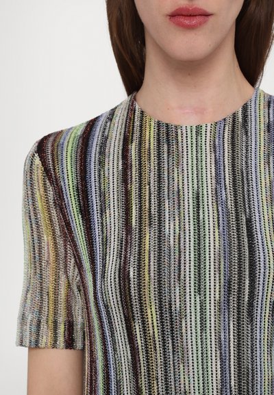 Cămașă cu mânecă scurtă, multicoloră, realizată dintr-un material texturat, cu dungi orizontale în roșu, verde, albastru și negru. Prezintă un guler rotund.