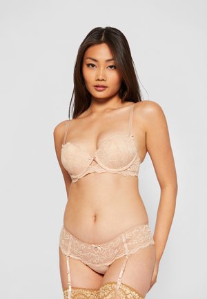 Zestaw koronkowej bielizny w odcieniu nude, zawierający usztywniany stanik z regulowanymi ramiączkami, kwiatowy wzór, dopasowane koronkowe majtki oraz pasek do pończoch z akcentami.