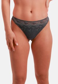 Culotte bikini en dentelle grise avec un motif floral, dotée d'une taille délicate et d'un petit accent métallique à l'avant. Texture lisse.