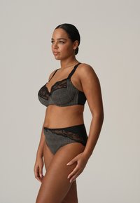 Czarny i szary kraciasty biustonosz oraz pasujące majtki z czarnymi koronkowymi akcentami, z wsparciem w postaci fiszbiny oraz delikatną kokardką na pasku.
