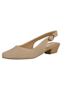 Chaussure slingback beige en daim pour femme avec bout pointu, petit talon en bois empilé et bride à boucle ronde sur fond blanc.