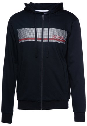 Černá mikina na zip s bílým tečkovaným vodorovným pruhem a červenou linkou přes hruď, s logem "BOSS Hugo Boss" na pravé straně.