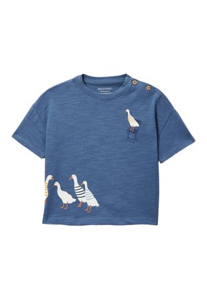T-shirt bleu pour enfants à manches courtes, avec cinq oies illustrées, dont une debout sur une chaise près des boutons d'épaule.