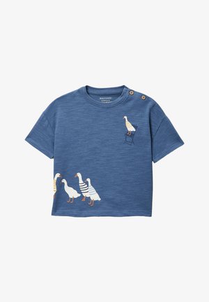 T-shirt bleu pour enfants à manches courtes, avec cinq oies illustrées, dont une debout sur une chaise près des boutons d'épaule.