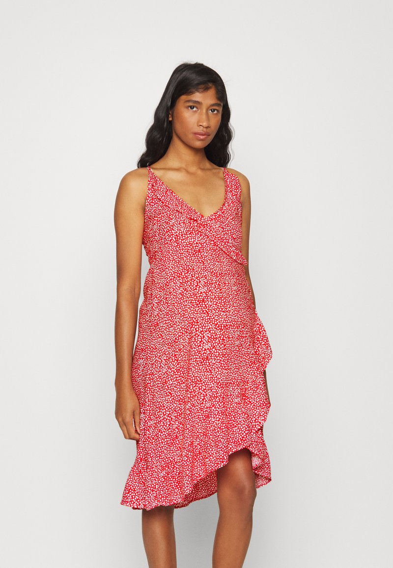 Vestido de padrão floral vermelho com decote em V, alças finas e bainha com volantes, feito de tecido leve para um design fluido.